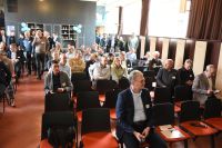 Bruggendag_2023_cr_GJL_4871_de_zaal_loopt_vol